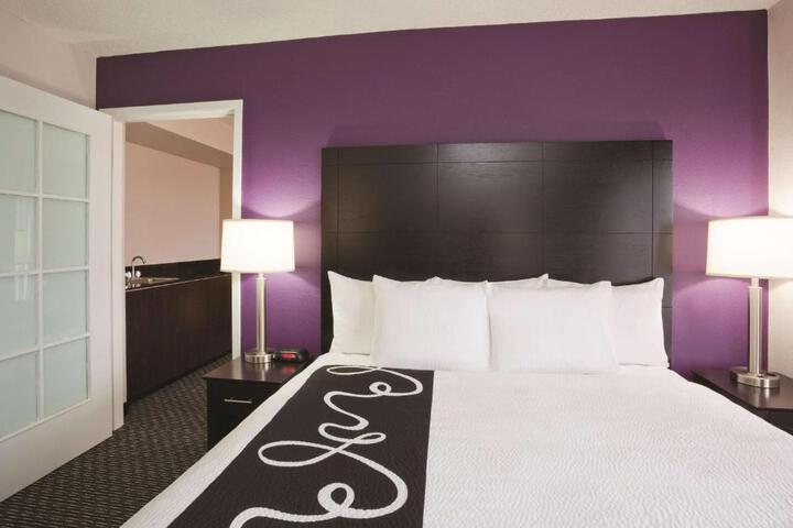 1 King Bed Accessible (16 of 18)