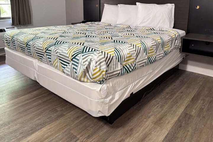 1 King Bed (17 of 19)