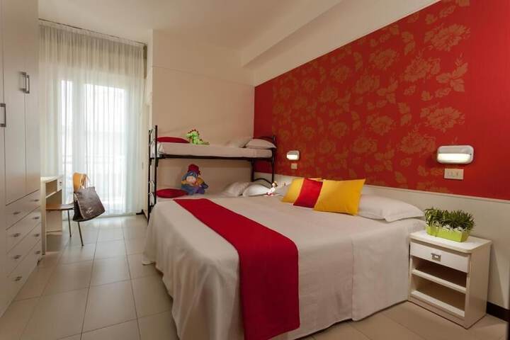 Room 6 of 32