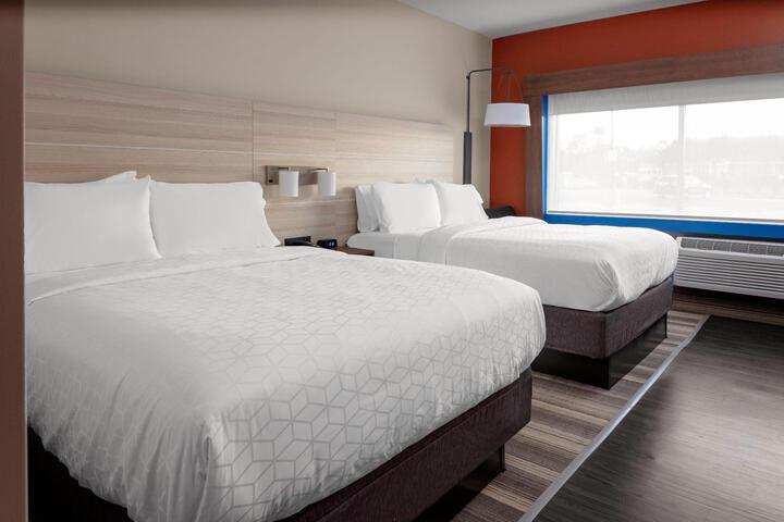 2 Queen Beds (7 of 9)
