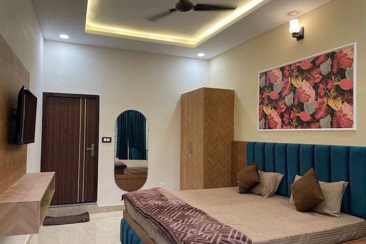Room 6 of 13