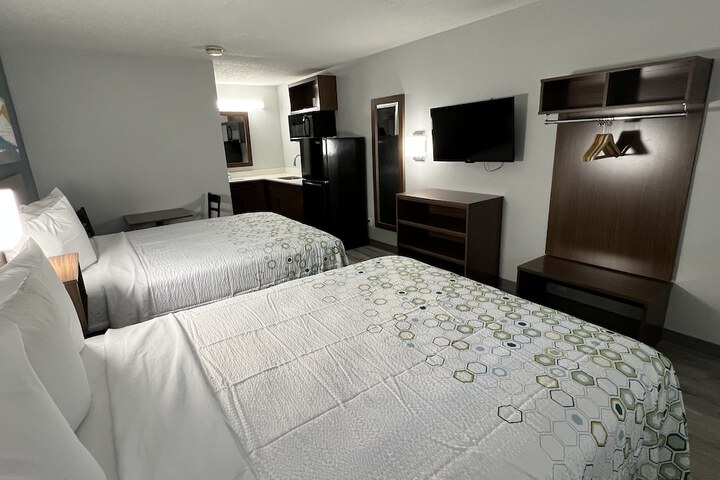 Studio 2 Queen Beds (5 of 6)