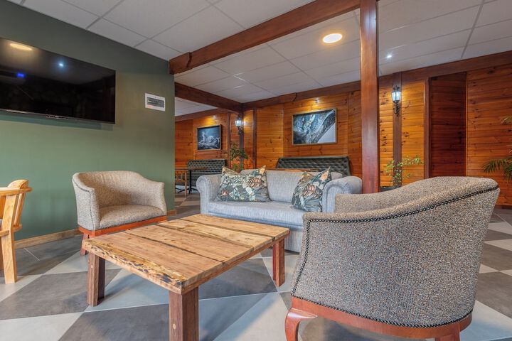Lounge 43 of 54