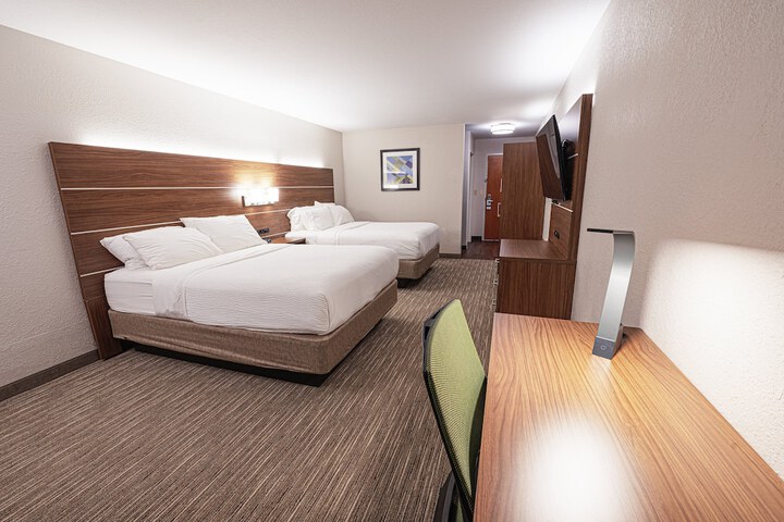 2 Queen Beds (9 of 10)