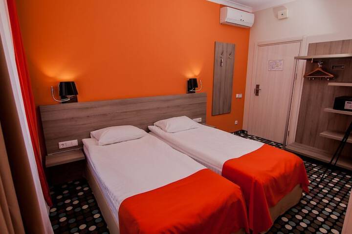 Room 4 of 12