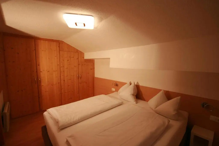 Room 5 of 8