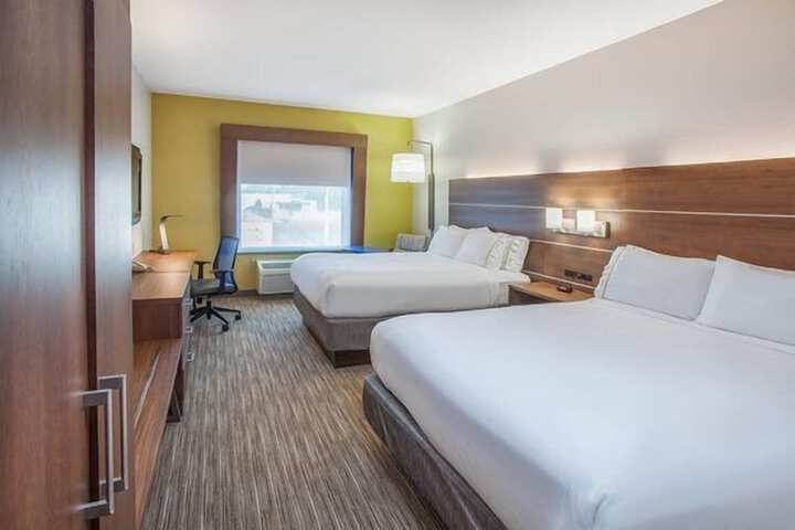 2 Queen Beds (1 of 7)
