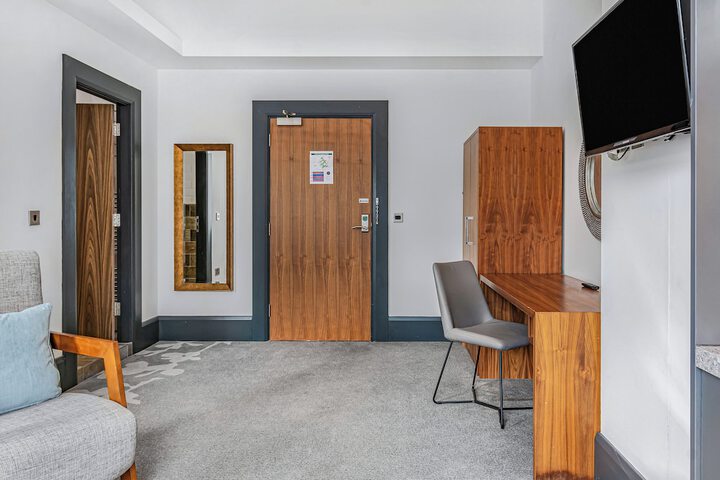 Room 8 of 106