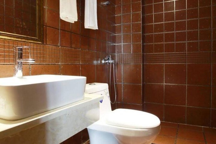 Room 4 of 8