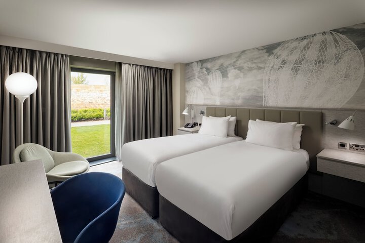 Room 32 of 179