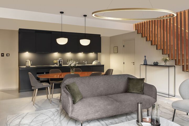 Lounge 127 of 139