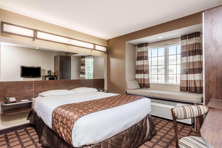 1 Queen Bed (11 of 15)