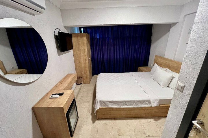 Room 6 of 39