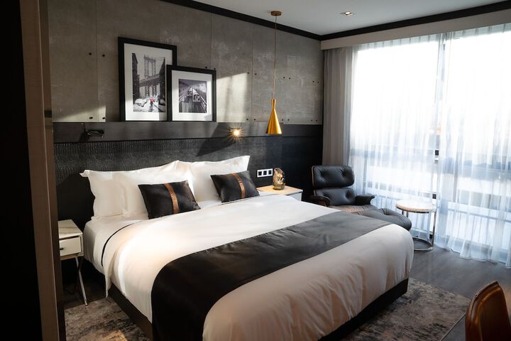 1 King Bed (6 of 6)