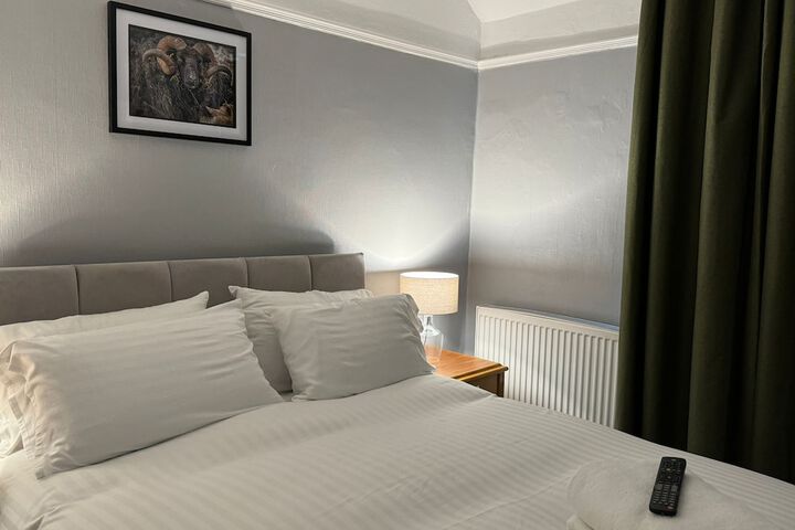 Room 4 of 8