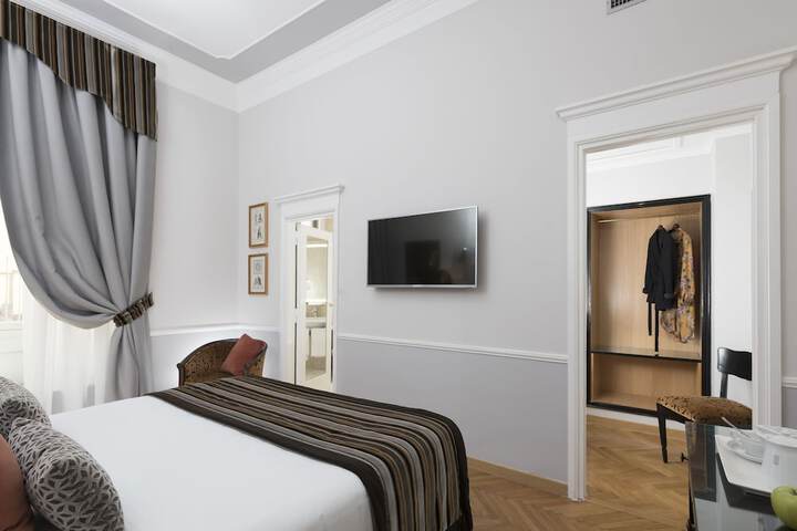 Room 32 of 83