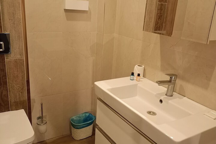 Room 4 of 17