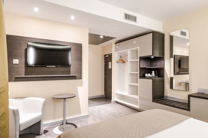 Room 40 of 103