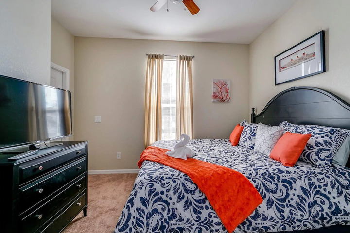 Room 5 of 6