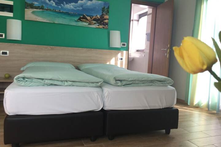 Room 2 of 75