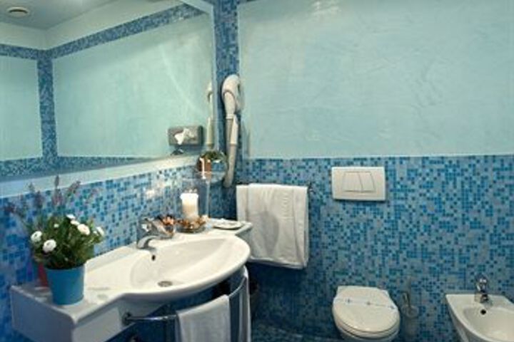 Room 6 of 32