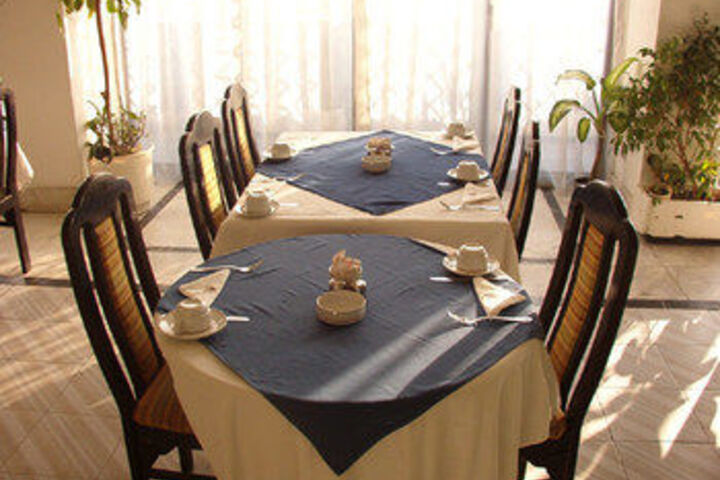 Dining 15 of 16