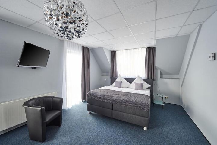 Room 11 of 37