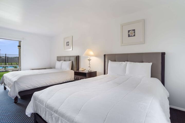 1 Queen Bed (6 of 11)
