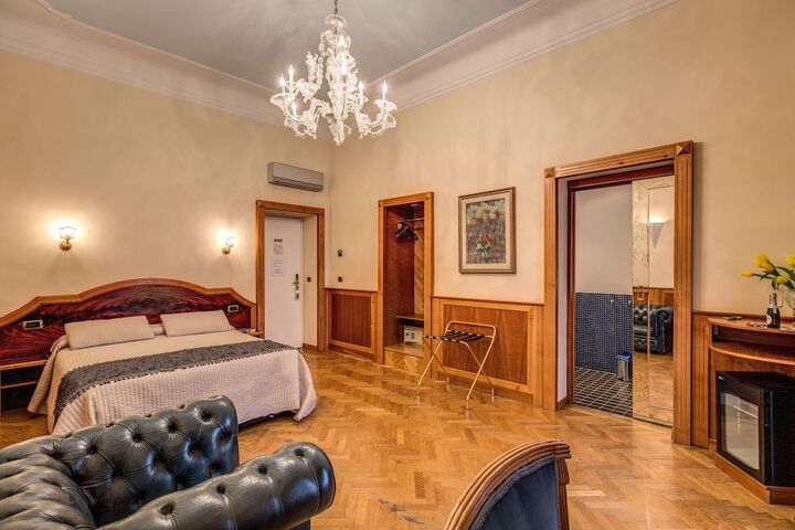 Room 6 of 28
