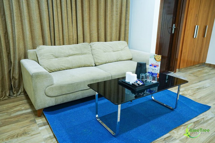 Room 10 of 18