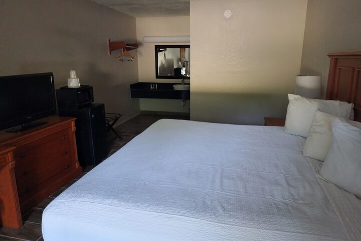 1 King Bed (6 of 14)