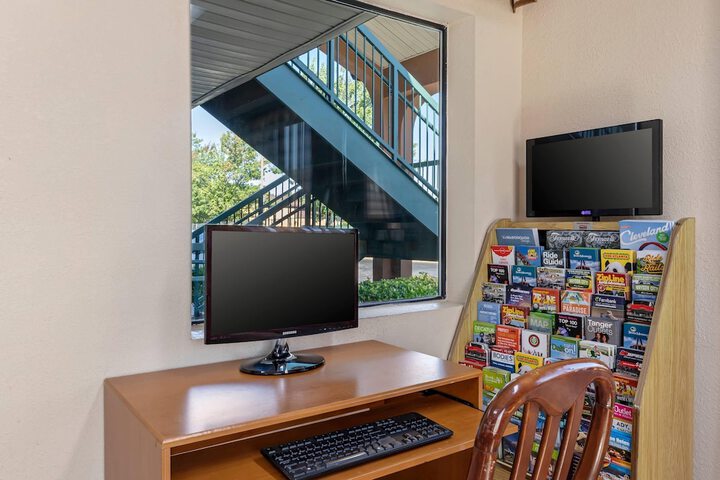 Business Center 43 of 45