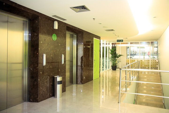 Ballroom/Hall 28 of 32