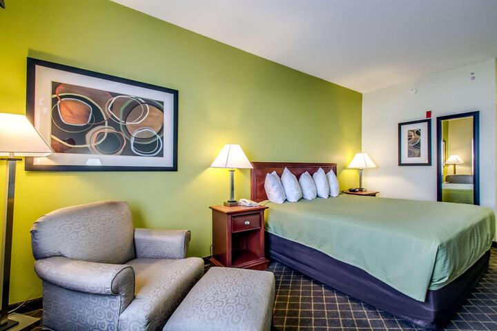 1 King Bed Microwave and Refrigerator WiFi Full Breakfast (9 of 12)