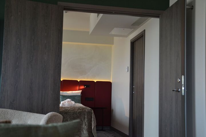 Room 20 of 106