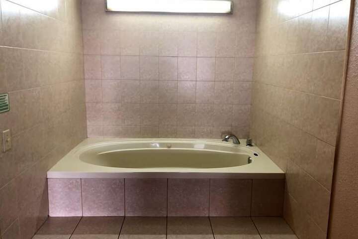 Jetted tub