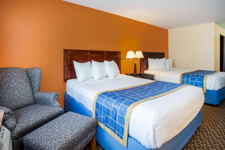 1 Queen Bed (9 of 14)