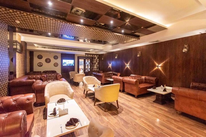 Lounge 38 of 74