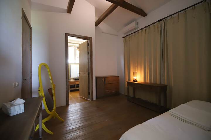 Room 15 of 102