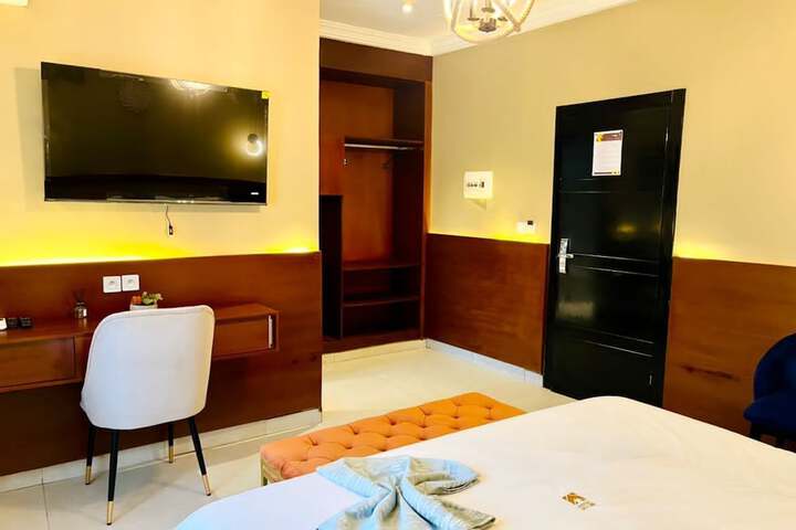 Room 14 of 33