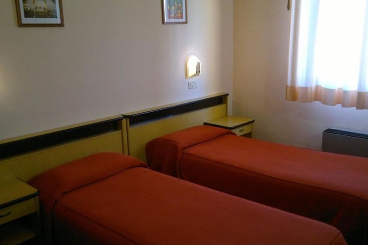 Room 6 of 34