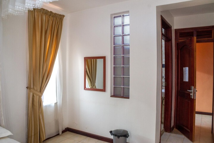 Room 6 of 32