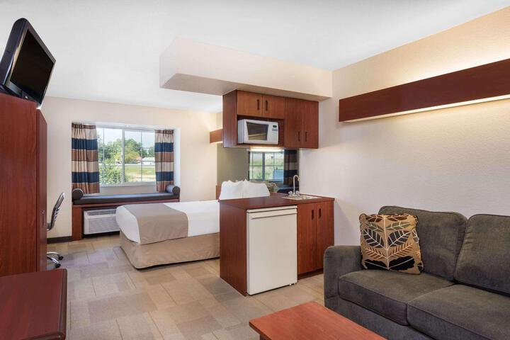 2 Queen Beds Mobility Accessible (7 of 10)