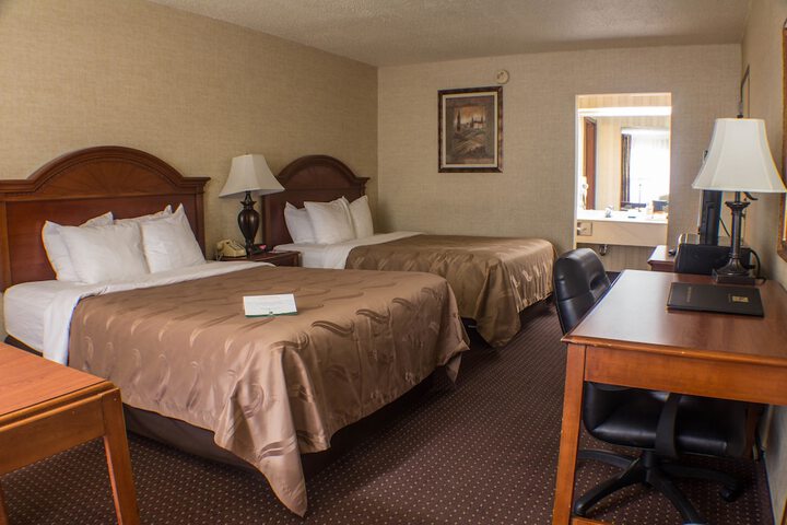 1 Queen Bed Accessible (4 of 11)