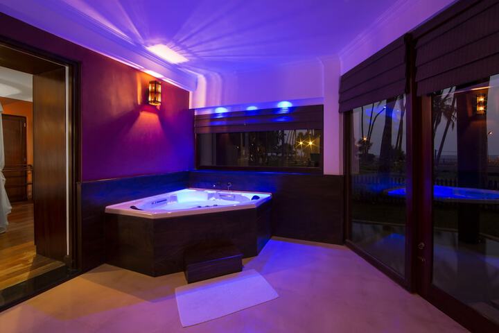 Deep soaking bathtub