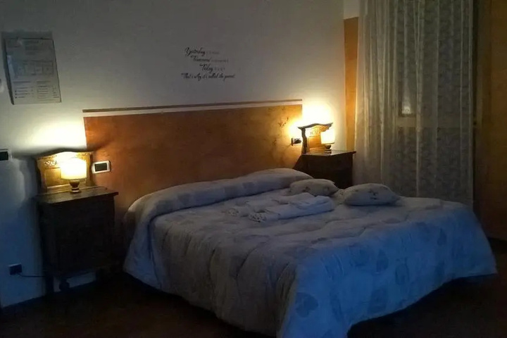 Room 4 of 10