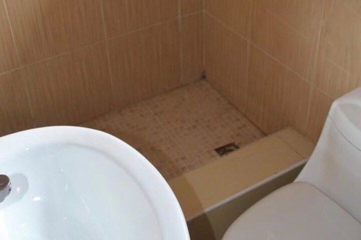 Room 9 of 12