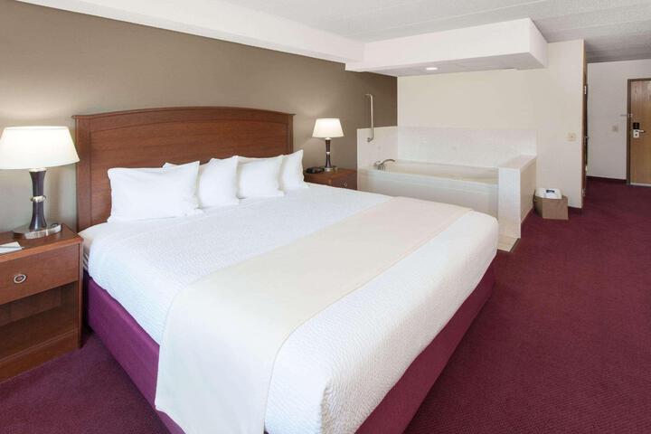 1 King Bed Efficiency (30 of 32)