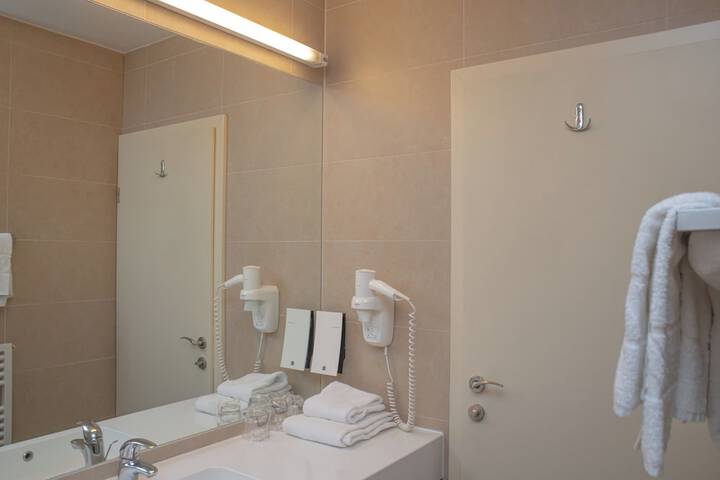 Room 105 of 127
