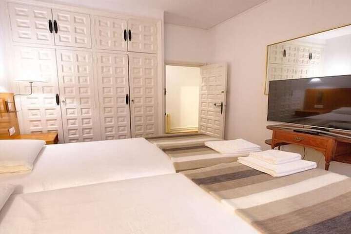 Room 3 of 90